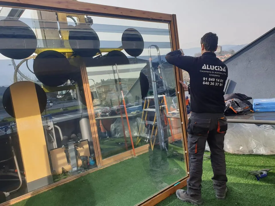 Instalación de carpintería de aluminio para una empresa