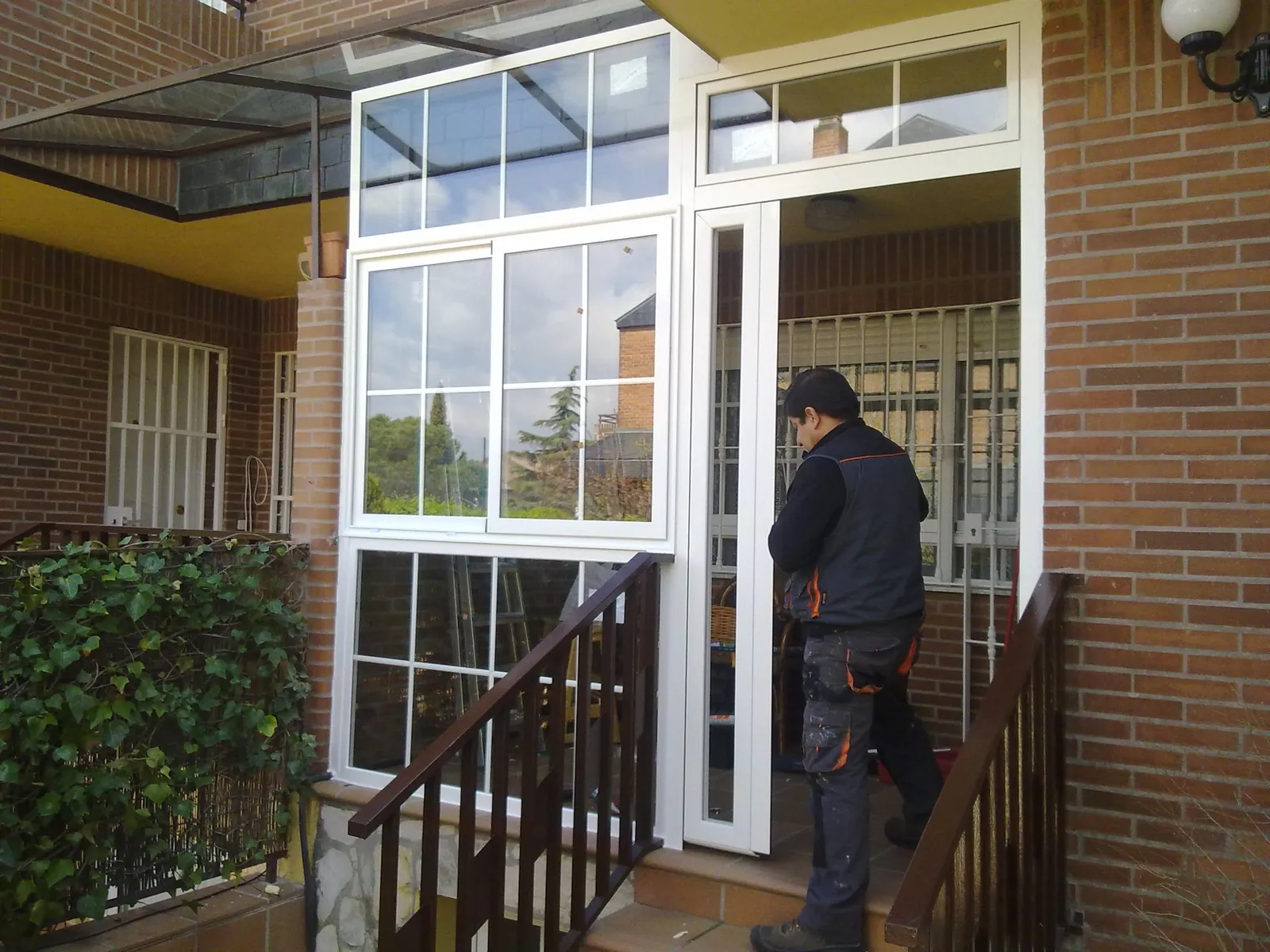 Instalación de ventanas en una vivienda particular