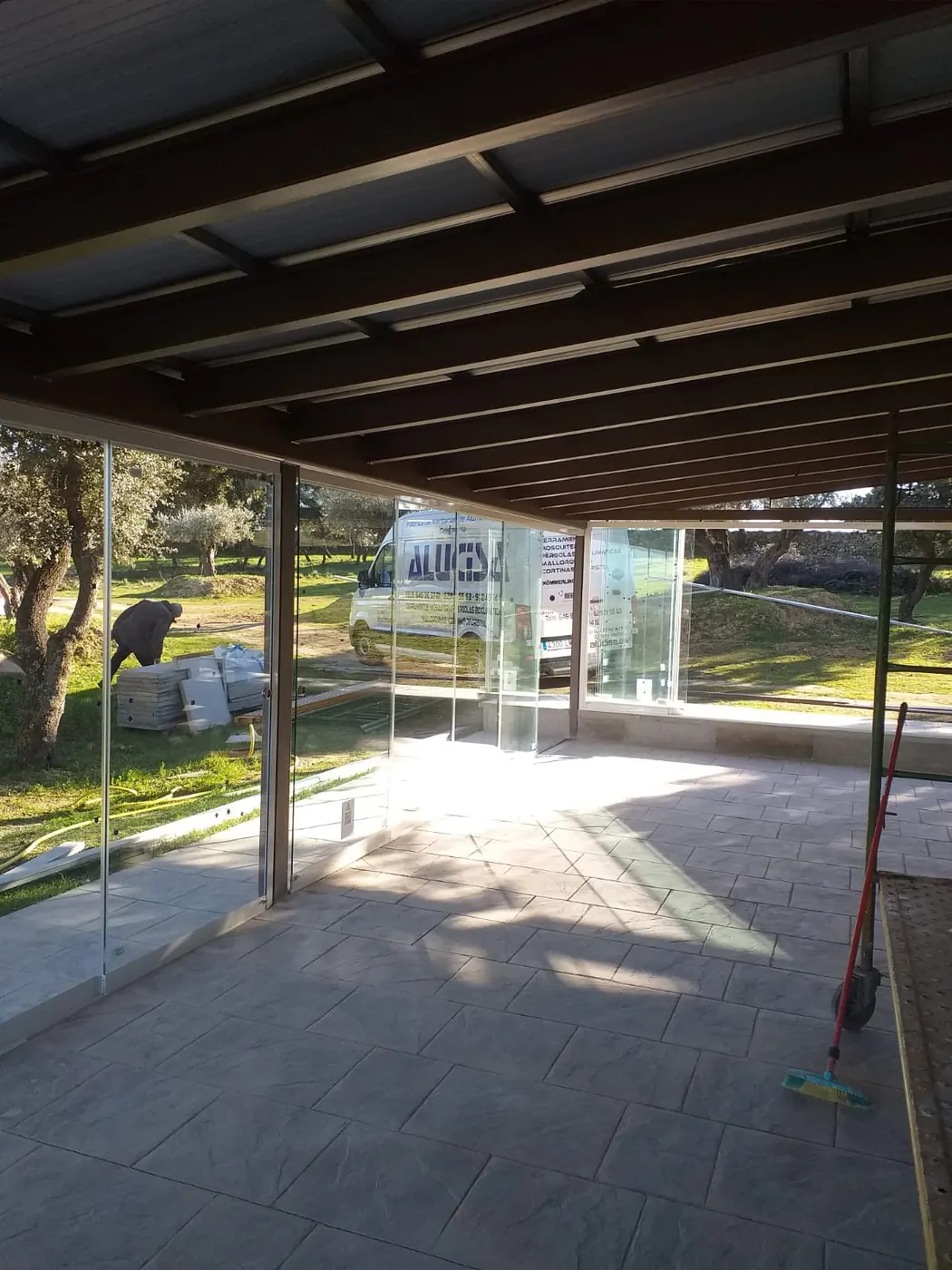 Cerramientos Acristalados en Aravaca — Alucisa — detalle del acabado