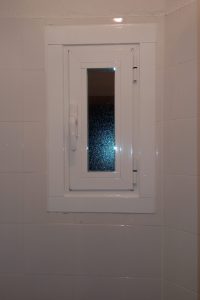 ventana pvc pequeña baño